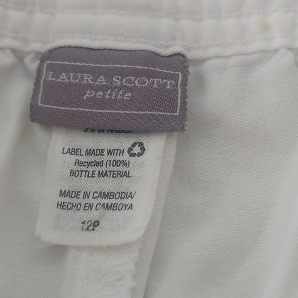 LAURA SCOTT - Picture 4 of 5